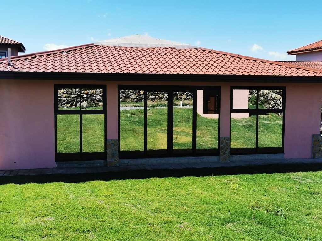 Instalaci&oacute;n de vidrios y ventanas en residencia. Chiriqu&iacute;.